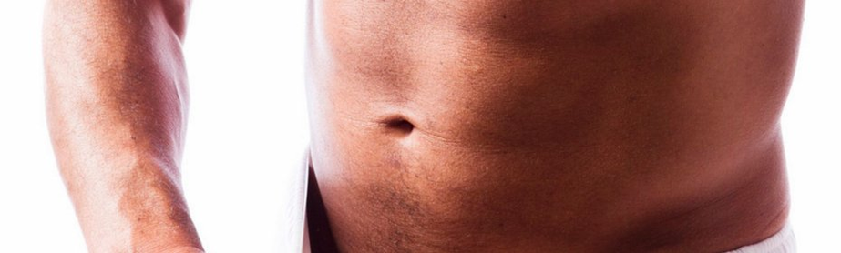 Un hombre agranda su pene usando una bomba de vacío